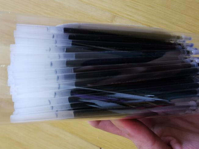 转让碳素笔芯一万个,笔2600个 转让碳素笔芯一万个,笔2600个